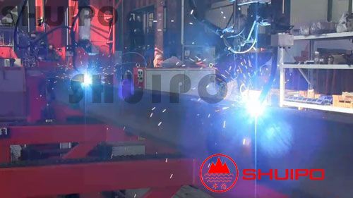 工作中的立體車庫橫梁自動(dòng)焊接機(jī) 工作中的鋼結(jié)構(gòu)附件自動(dòng)焊接機(jī)